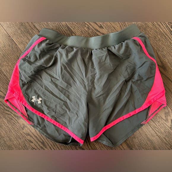 Under Armour Pants - Women’s Under Armour shorts size small
